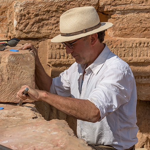 Jan Hamann von RAO Berlin bei der Arbeit an einer archäologischen Ausgrabungsstätte