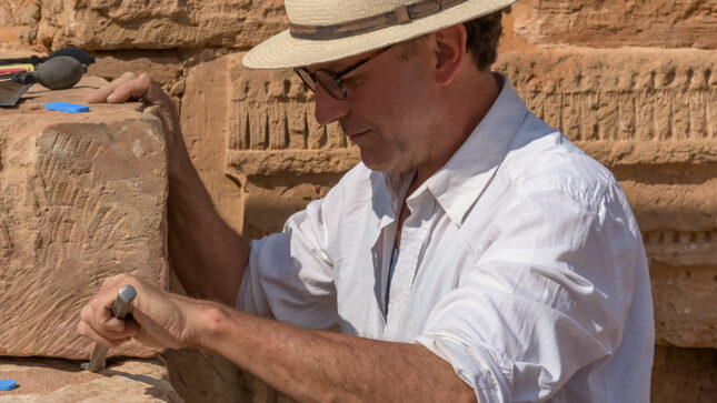 Jan Hamann von RAO Berlin bei der Arbeit an einer archäologischen Ausgrabungsstätte